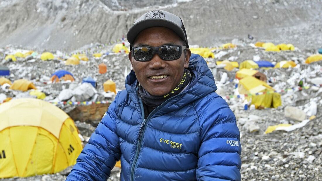 Kami Rita Sherpa, alpinista nepalês chamado de "Homem do Everest" por ter atingido o topo da montanha pela 31ª vez