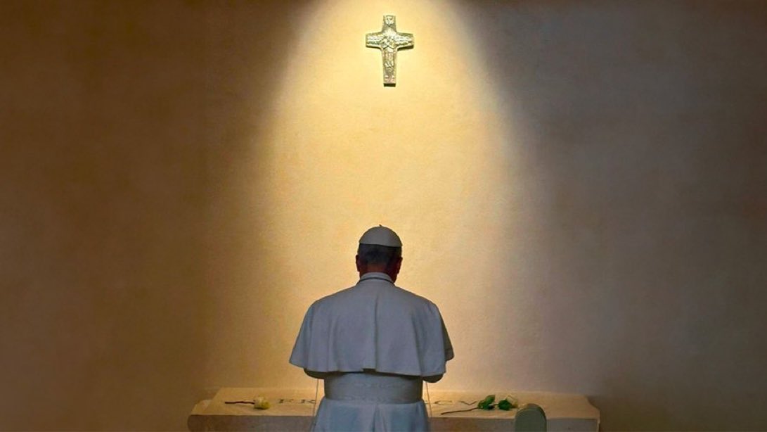 Papa Leão XIV rezando diante do túmulo do Papa Francisco