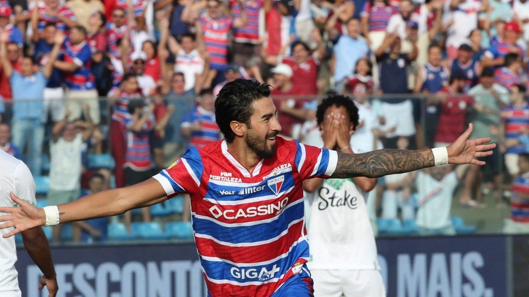 Lucero marcou duas vezes