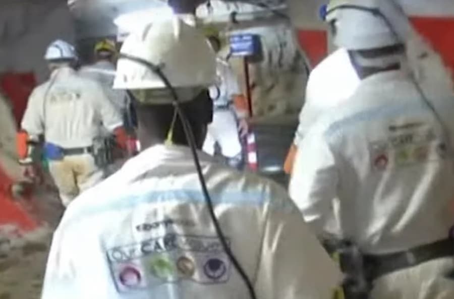 Equipes de resgate estão trabalhando na África do Sul para trazer 260 trabalhadores de volta à superfície.