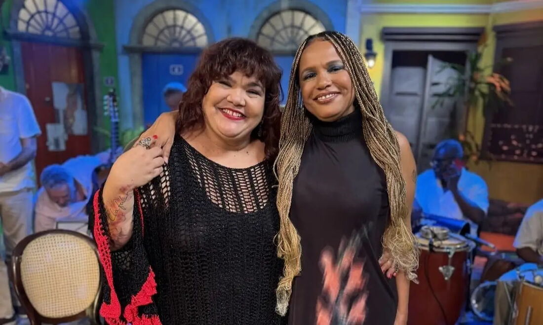 A apresentadora Teresa Cristina (esq) e a atriz e cantora Simone Mazzer.