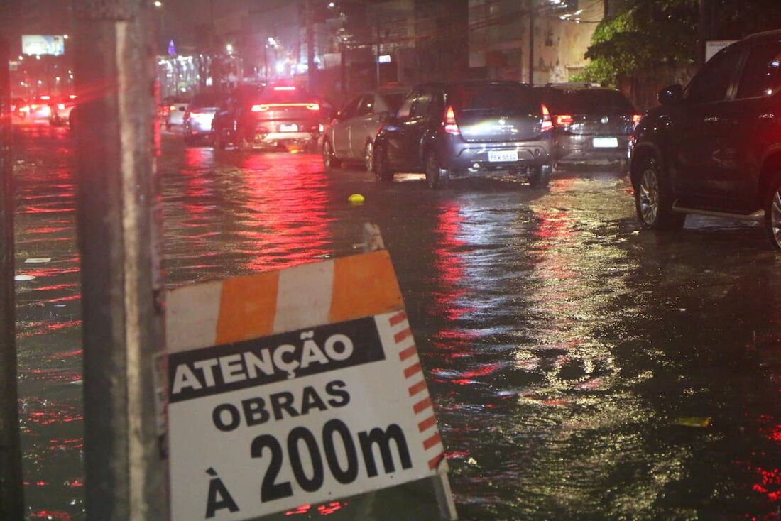 Chuvas causam alagamentos no Recife, como bairro do Cabanga,