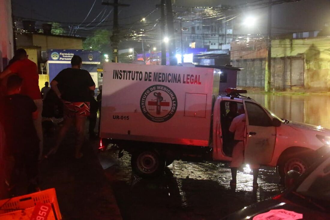 Equipe do IML vai ao local para recolher corpos de casal que morreu eletrocutado na Imbiribeira