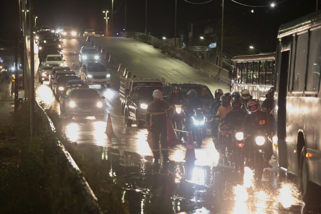 Homem recebe descarga elétrica ao tocar em um poste, na PE-15, em Jd. Fragoso, Olinda