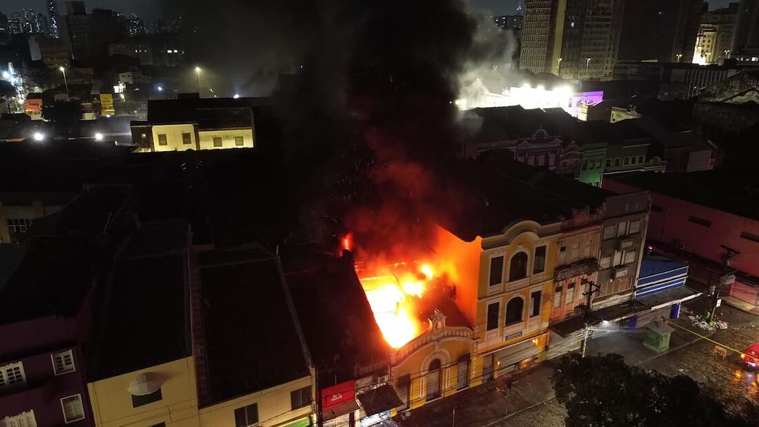 Incêndio no Bairro de São José, Centro do Recife, em 16 de maio de 2025