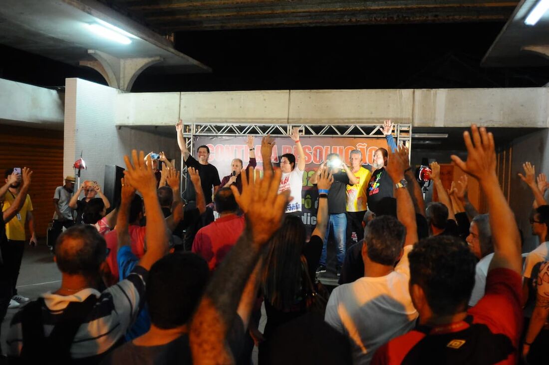 Metroviários aprovam estado de greve, em assembleia realizada na Estação Recife