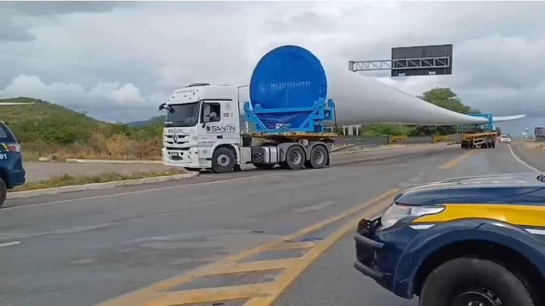 Primeira escolta de pás eólicas pela BR 101 é concluída neste domingo (18)