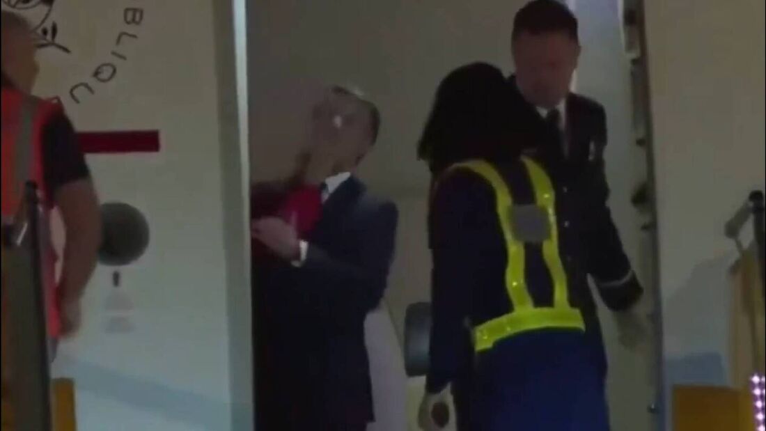 Macron aparece em vídeo sendo empurrado por sua mulher após pousarem no Vietnã