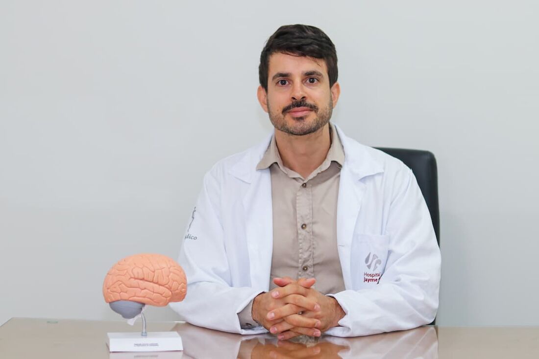 Neurologista Mário Melo, do Hospital Jayme da Fonte, destaca pontos de alerta nos sintomas da esclerose mú