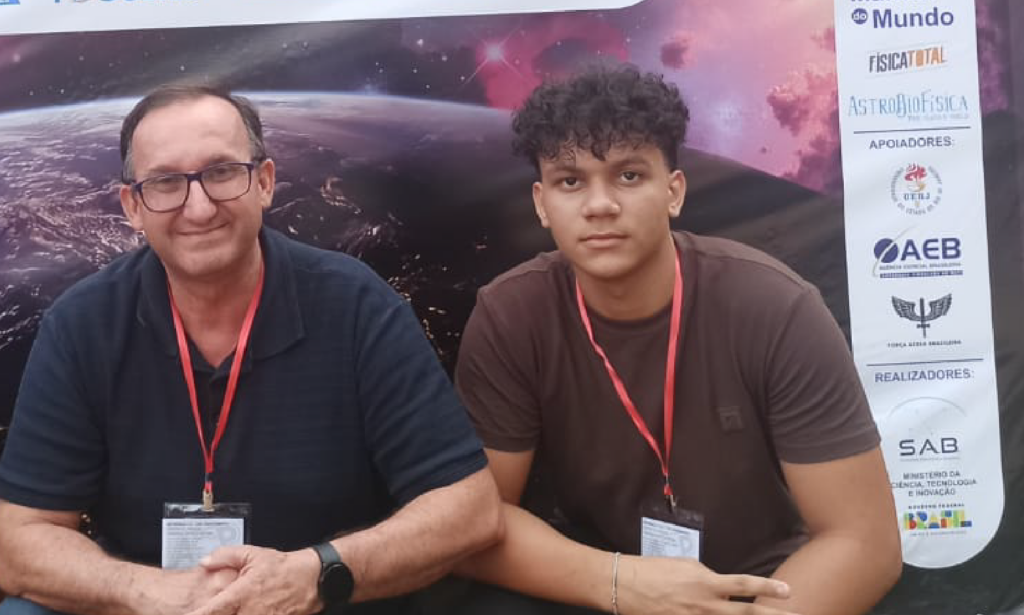 Franklin Costa, estudante de Mecânica do IFPE, e seu professor Guilherme Pereira