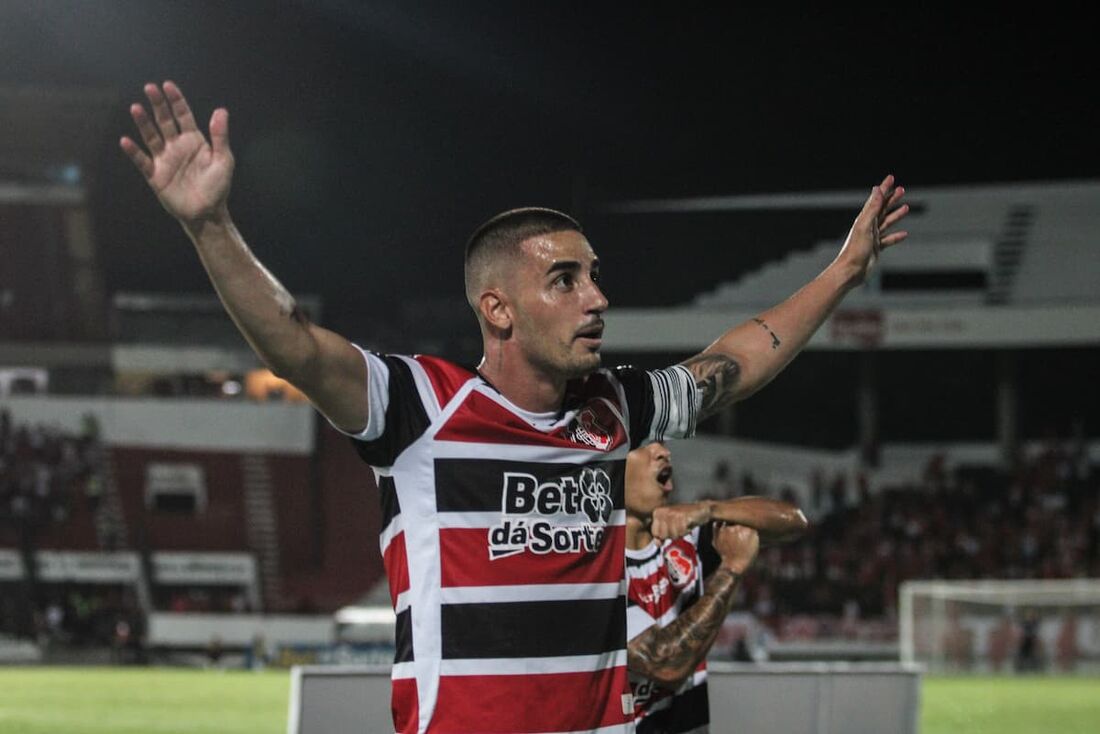 Thiago Galhardo marcou os dois gols do Santa Cruz diante do América/RN 