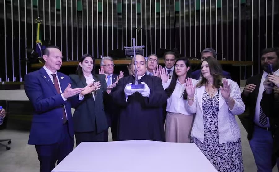 Deputados da Frente Parlamentar Católica em sessão da Câmara que celebrou o aniversário da primeira missa no Brasil, junto ao Padre Omar Raposo. 