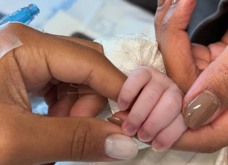 Ludmilla e Brunna Gonçalves segurando a mão de Zuri, filha do casal