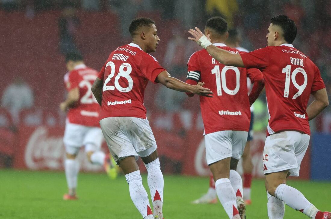 Vitinho celebra seu gol com Borré e Alan Patrick