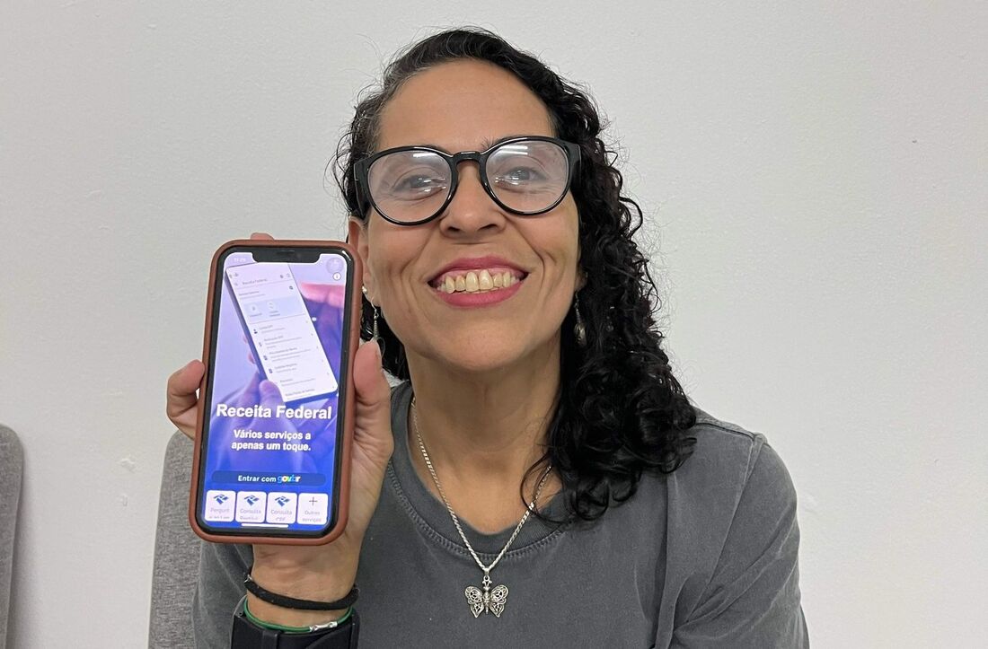 A professora de inglês Isa Vasconcelos se adianta na organização dos documentos logo em dezembro.