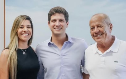 Prefeito João Campos ao lado de Marcílio Régio e Lícia Maciel, prefeito e vice-prefeita eleitos de Goiana