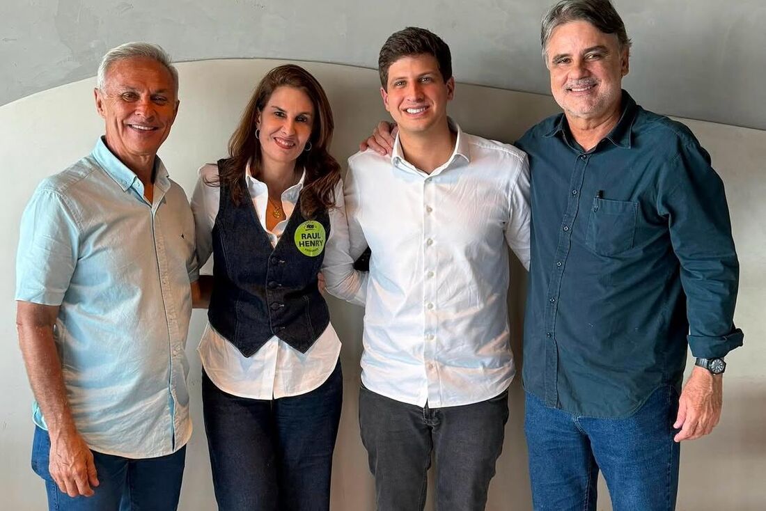 Da esquerda para a direita: o prefeito de Vitória de Santo Antão, Paulo Roberto Arruda; filha do ex-senador Jarbas Vasconcelos Adriana Vasconcelos, vice de Henry; prefeito do Recife, João Campos; e o presidente reeleito do MDB, Raul Henry