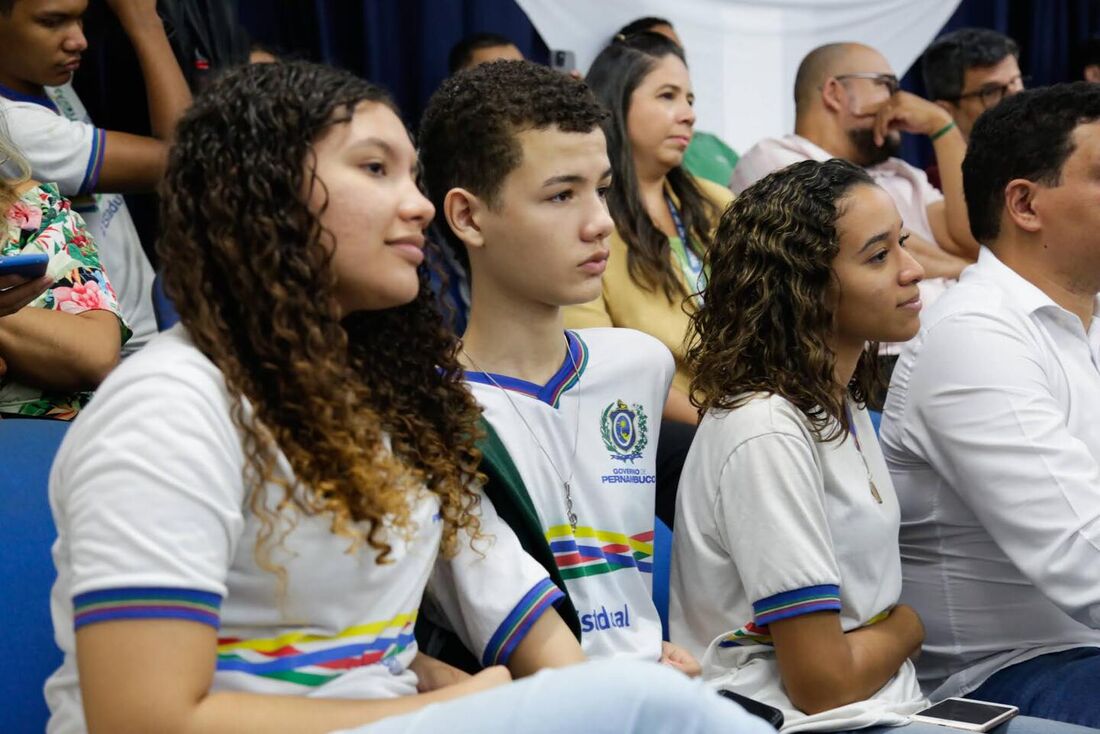Alunos durante lançamento do eidtal a projetos voltados à formação de estudantes do ensino médio e técnico em áreas ligadas à ciência, tecnologia e inovação.