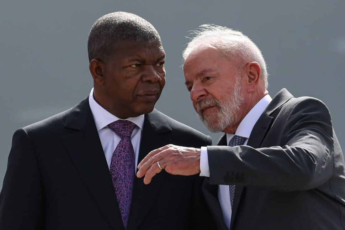 O presidente Luiz Inácio Lula da Silva (d), recebe o presidente de Angola, João Lourenço (e), em cerimônia oficial no Palácio do Planalto.