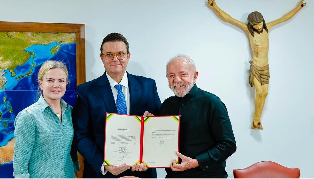 Presidente Lula nomeia e dá posse a Wolney Queiroz como ministro da Previdência, na presença de Gleisi Hoffmann