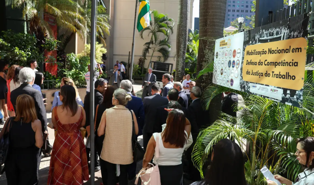 A suspensão, determinada no Tema 1389 de repercussão geral, paralisa processos que discutem o reconhecimento de vínculo empregatício em contratos com pessoa jurídica