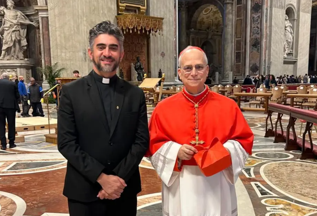 Papa Leão XIV ao lado do padre Anderson