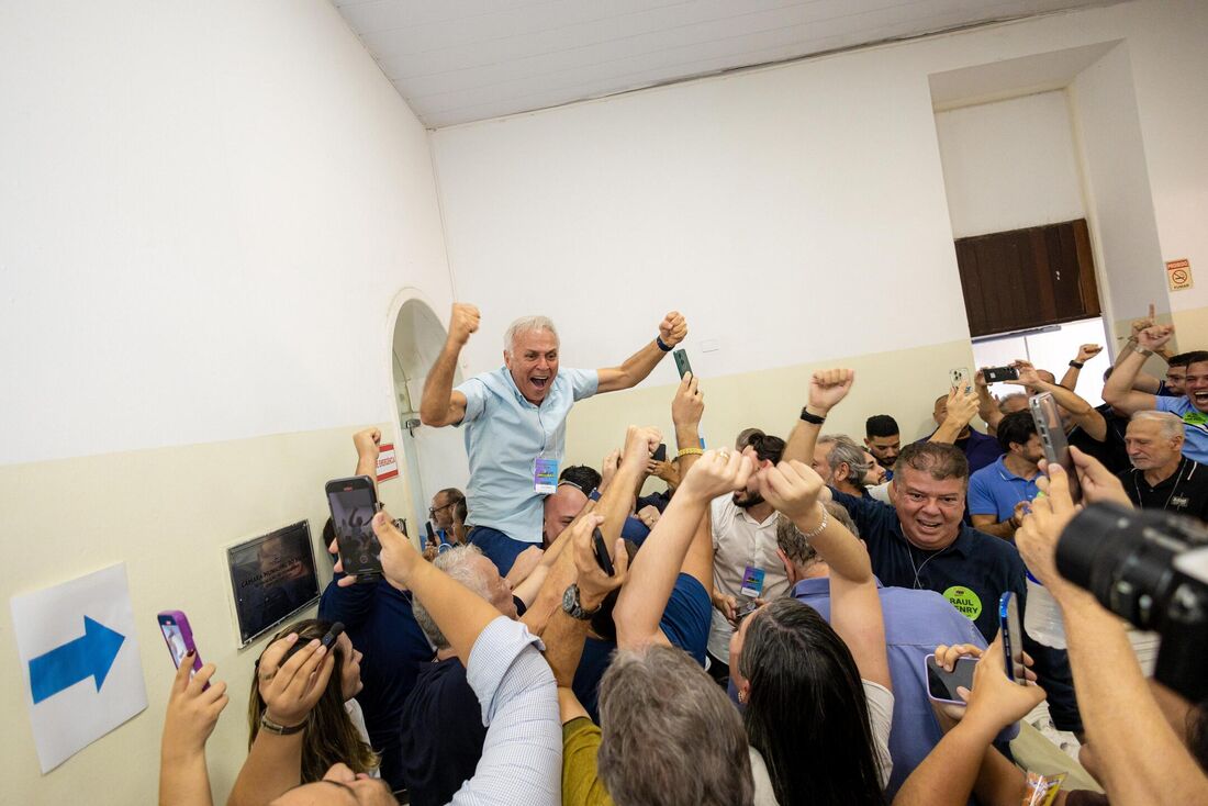 Prefeito de Vitória de Santo Antão, Paulo Roberto Arruda, vibra com a reeleição de Raul Henry para presidir o MDB em Pernambuco