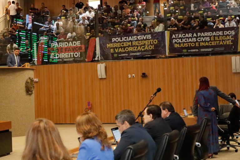 Policiais civis ocuparam as galerias para pressionar os deputados a votarem a proposta