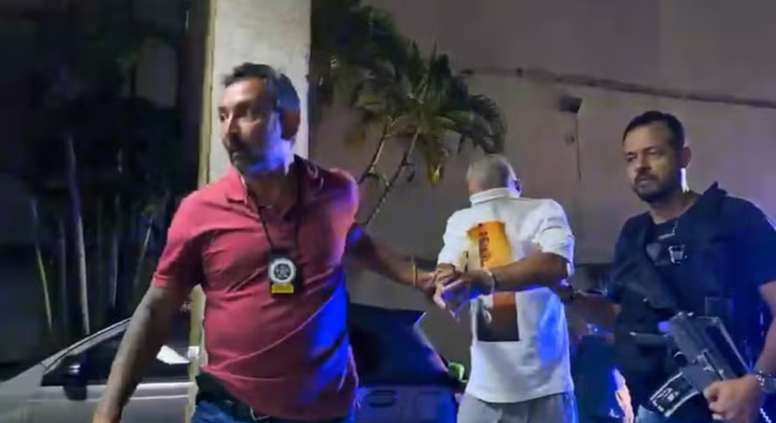 De branco, o homem suspeito de torturar menina de 4 anos é levado por agentes da 37ª DP (Ilha do Governador)