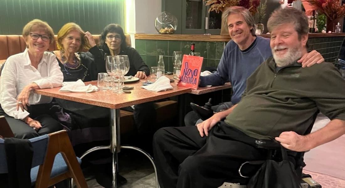 Marcelo Rubens Paiva compartilha registro ao lado de Walter Salles, Daniela Thomas e das irmãs Ana Lúcia e Vera Paiva 