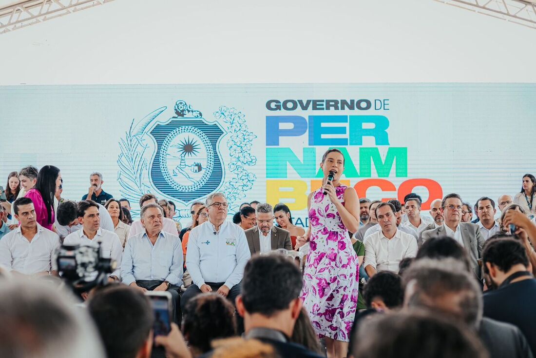 Raquel Lyra inaugura obra no Agreste