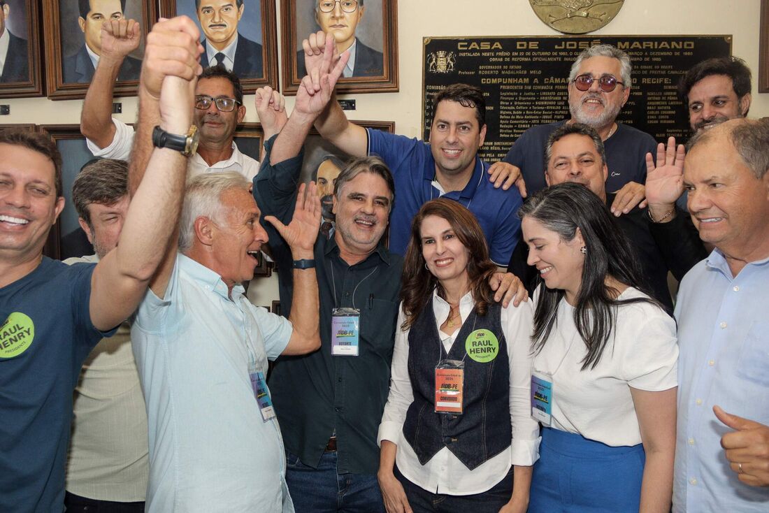 Presidente reeleito do MDB em Pernambuco, Raul Henry comemora com aliados depois do pleito