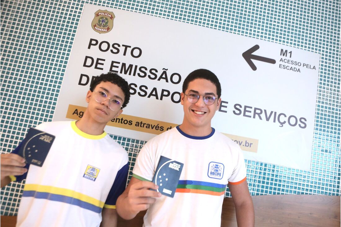 Os alunos da rede municipal do Recife realizaram a emissão de passaporte para participarem do intercâmbio internacional do programa Recife no Mundo