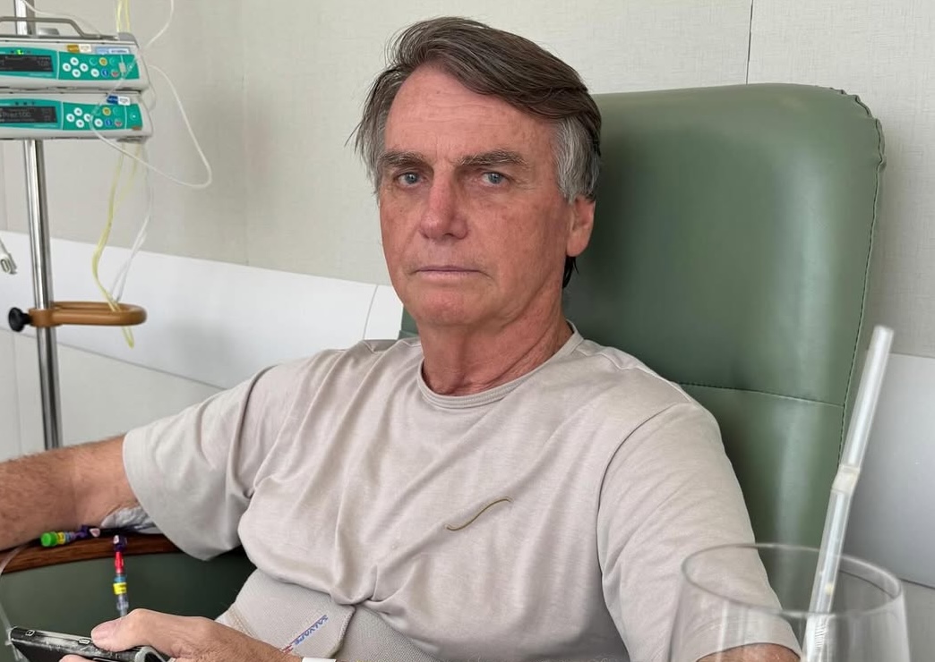 Ex-presidente Jair Bolsonaro teve alta hospitalar neste domingo (4)