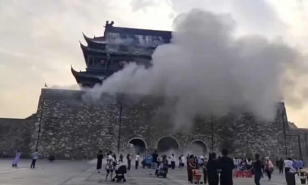 Teto da Torre do Tambor desaba na China