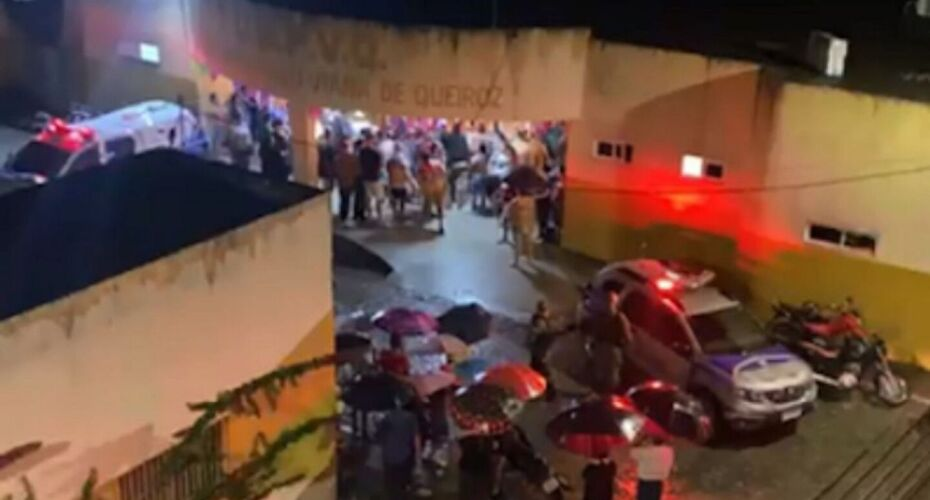 Dois homens e uma adolescente ficaram feridos e foram socorridos