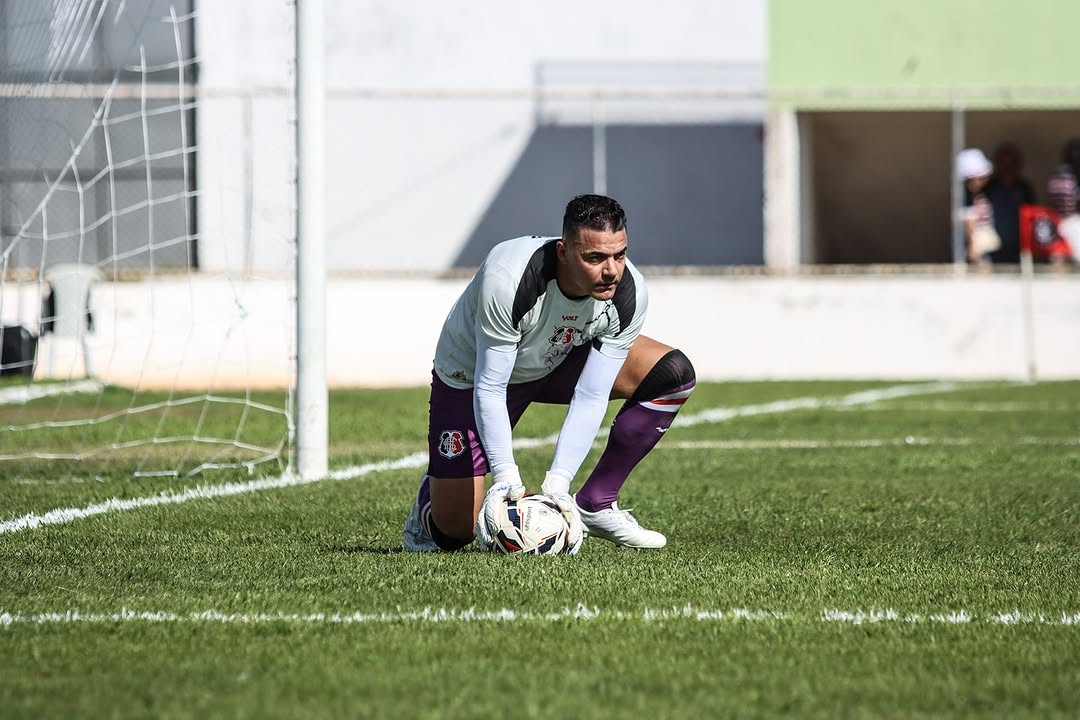 Goleiro Felipe Alves, do Santa Cruz 