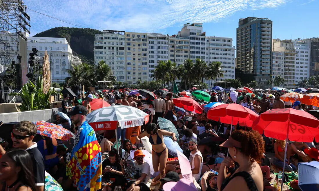 Fãs de Lady Gaga se preparam para passar o dia nas areias de Copacabana para garantir um lugar próximo ao palco e ver a ídola de perto.