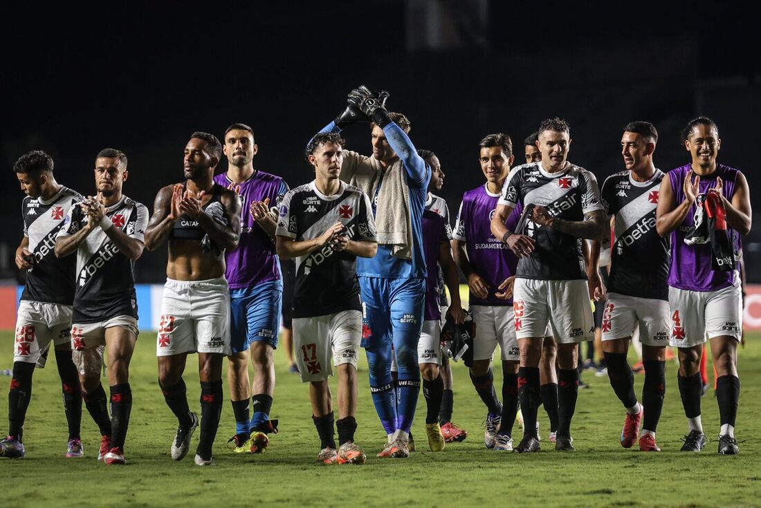 Jogadores do Vasco celebram vitória sobre o Melgar