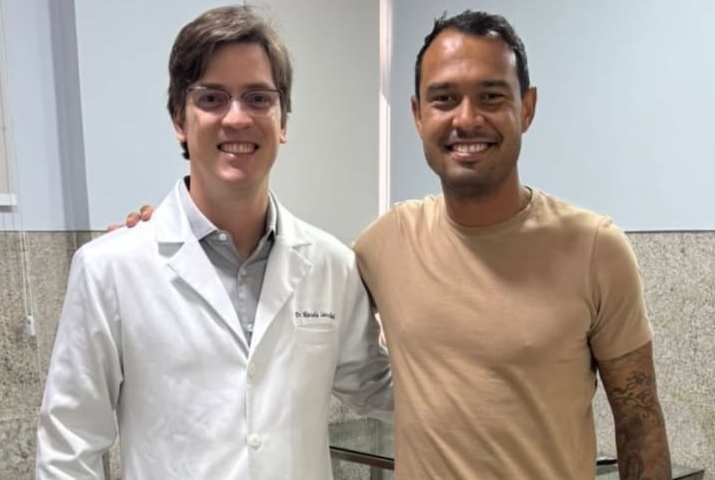 Vinicius, atacante do Náutico, tira foto com médico após cirurgia no joelho