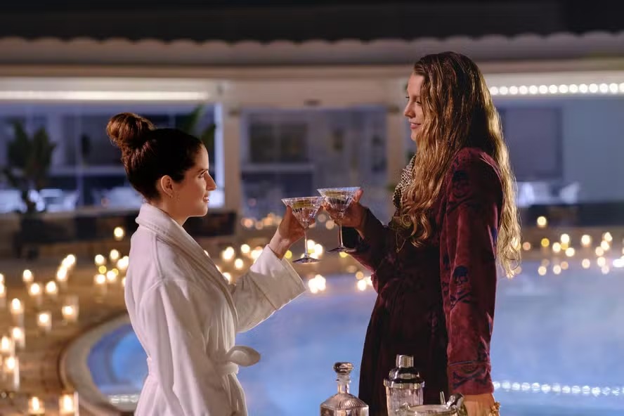 Anna Kendrick e Blake Lively em 'Outro pequeno favor'