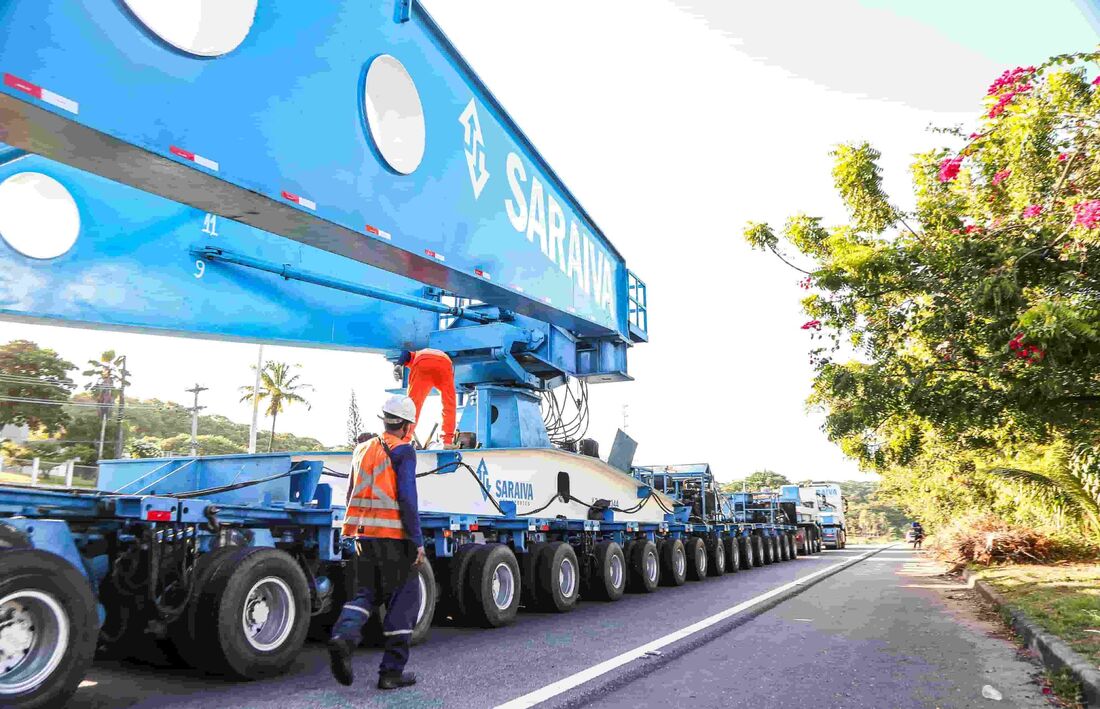 Comboio gigante estacionou no km 53 da BR-101, em Paulista