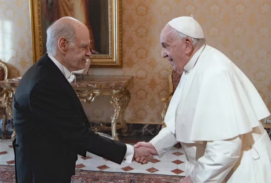 Embaixador do Brasil no Vaticano, Everton Vieira Vargas, com o Papa Francisco 