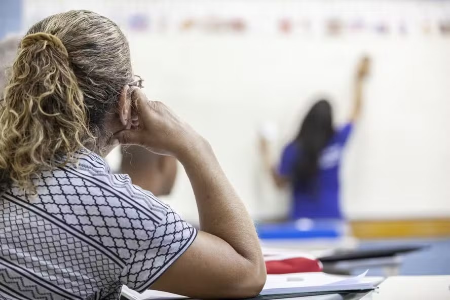 Aluna de EJA acompanha aulas