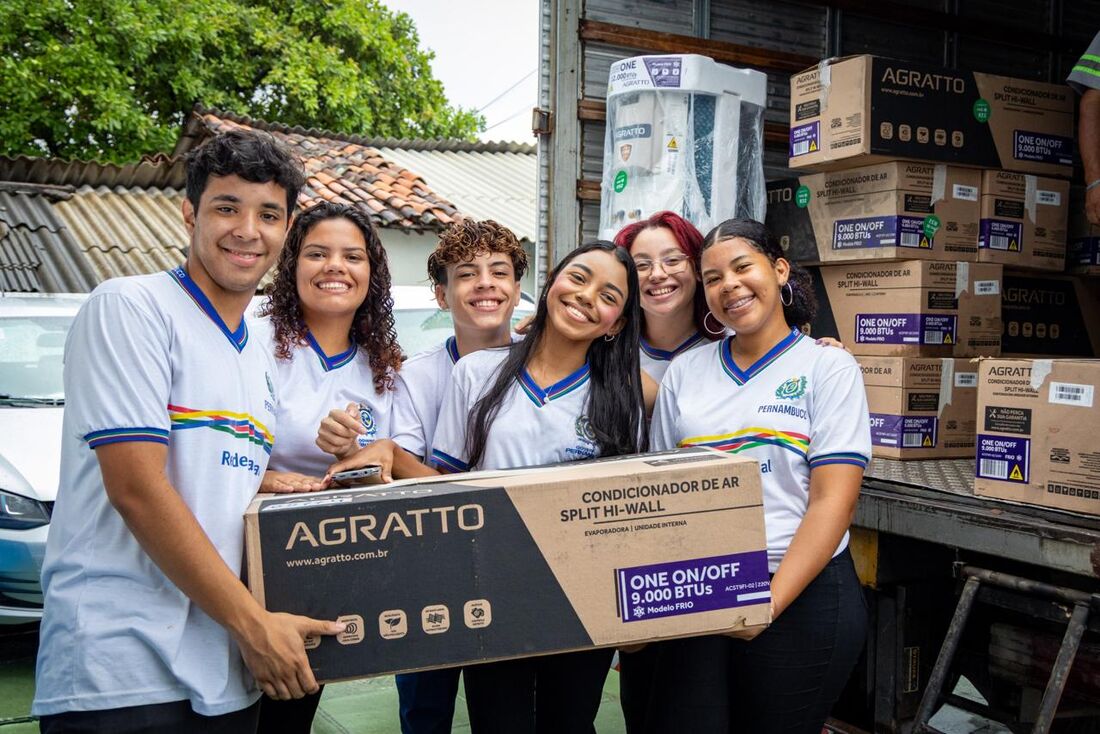Estudantes da Rede Estadual de Pernambuco recebem alguns dos equipamentos que serão instalados pela Secretaria de Educação do Estado