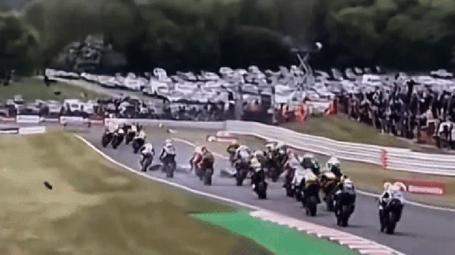 Acidente com 11 motos deixa dois mortos em corrida no Reino Unido 