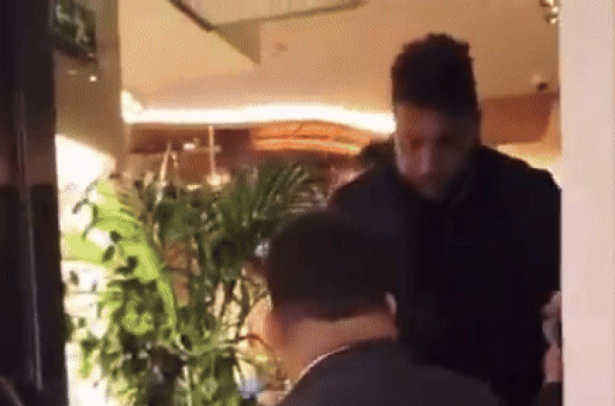 Ronaldo é flagrado em saída de restaurante na Espanha