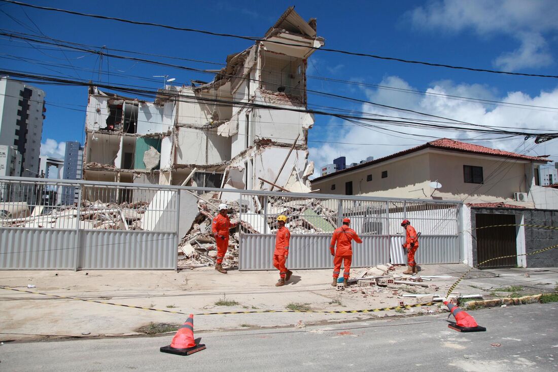 Edifício Kátia Melo desabou em Piedade dois dias após ser interditado