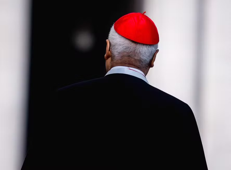 Um cardeal chega para uma reunião da congregação no Vaticano em 6 de maio de 2025