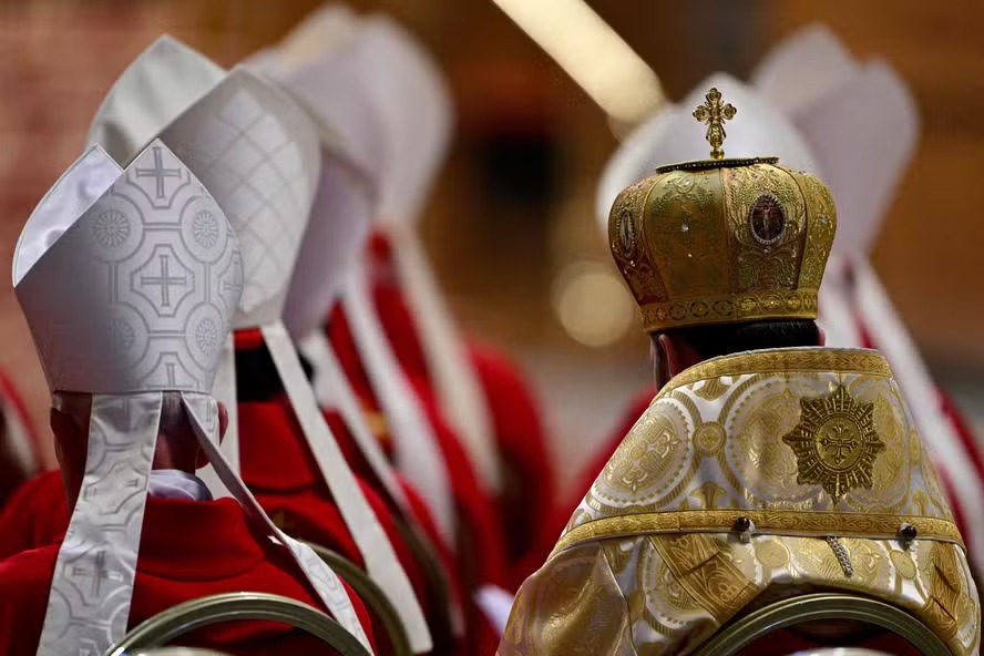 Cardeais acompanham missa durante o período de luto após a morte do Papa Francisco, no Vaticano
